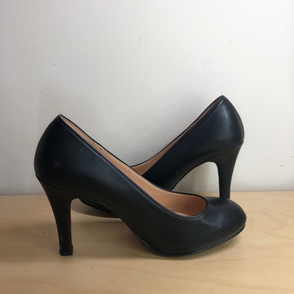 Black 2 Inch Round Toe Pump Heels size 6.5